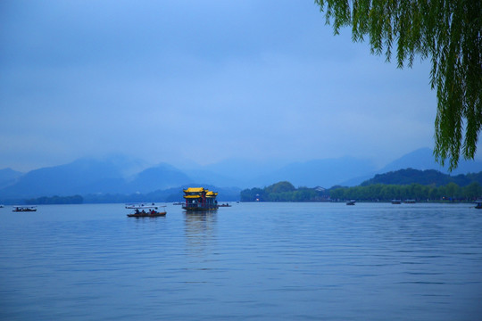 烟雨西湖