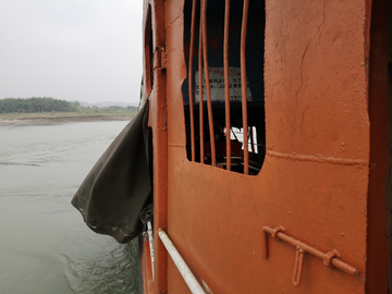 长江里面被风吹动窗帘的船