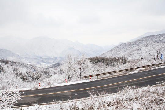 山区冰雪公路