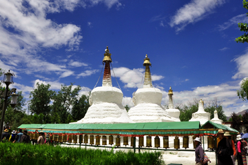 西藏拉萨布达拉宫佛塔照片