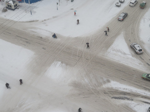 俯瞰雪中道路行人