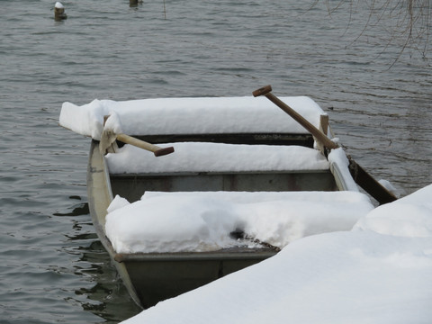 雪天湖边小船