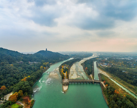 都江堰秋色全景图