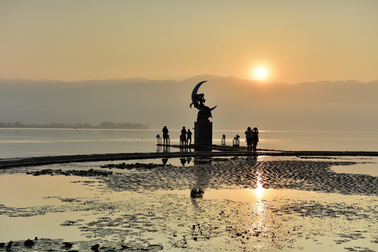 西昌邛海月亮女神日出