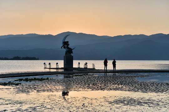 西昌邛海月亮女神日出