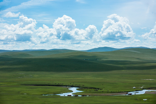 草原河流蒙古包马群