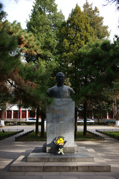 北京大学李大钊雕像