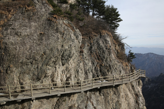 景区人工修建断崖山道