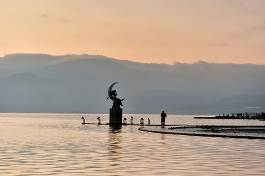 西昌邛海月亮女神晨曦