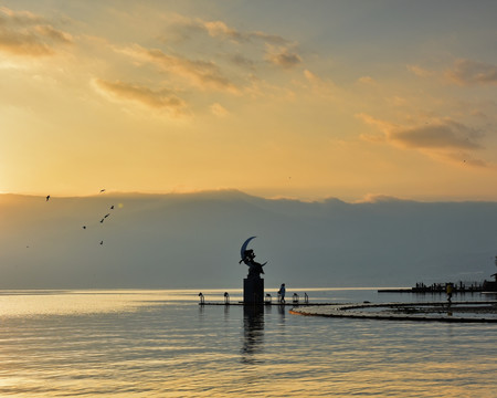 西昌邛海月亮女神日出海鸥