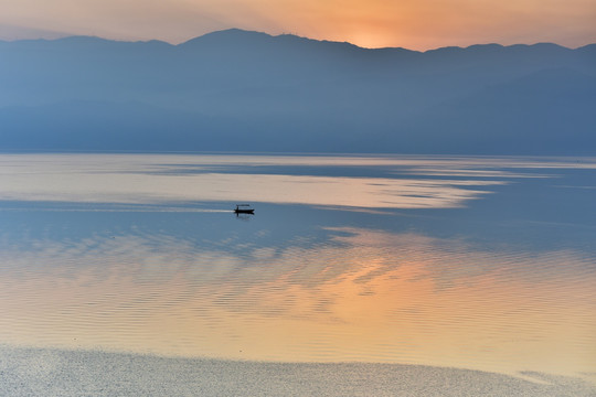 西昌邛海日出游船