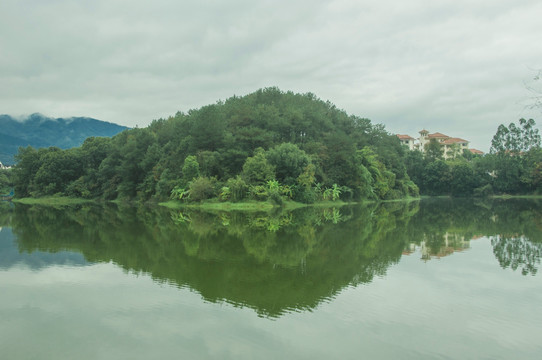 山与水的呢喃