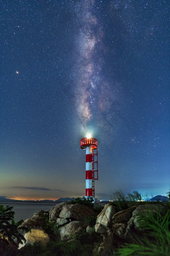 海边灯塔上的星空银河