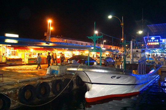 韩国束草市渔港港湾渔船夜景