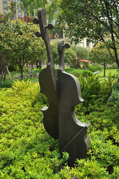 小提琴铜雕像