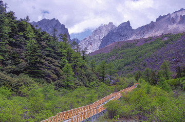 稻城亚丁夏诺多吉神山风光