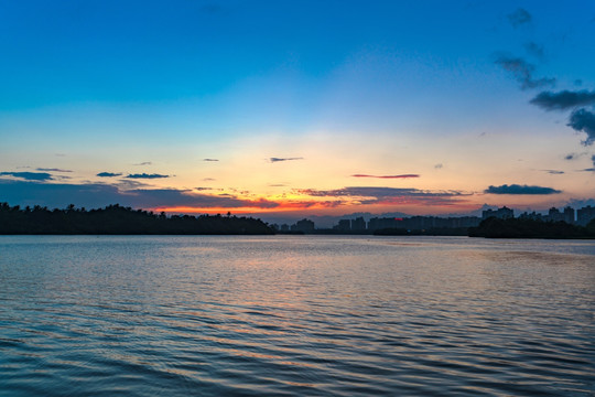 夕阳西下的万泉河