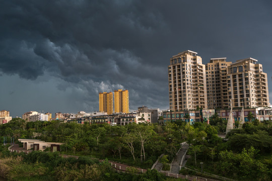 雨前的乌云密布