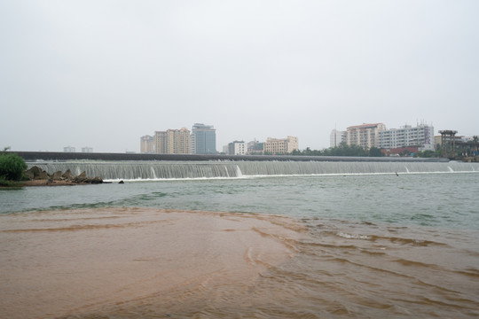 万泉河河床上的春天