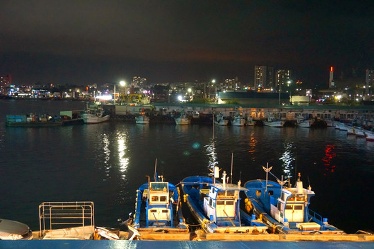 韩国束草市渔港港湾渔船夜景