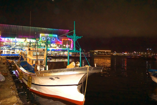 韩国束草市渔港港湾渔船夜景