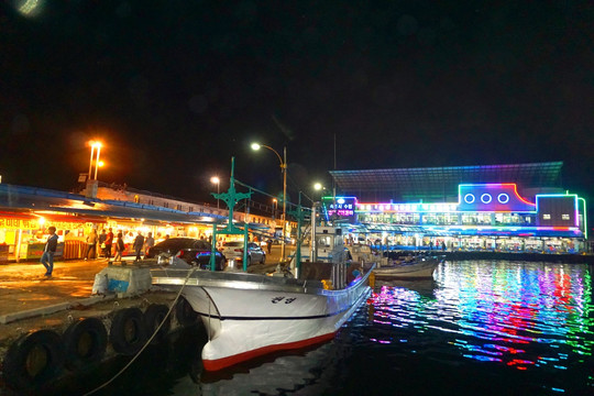 韩国束草市渔港港湾渔船夜景