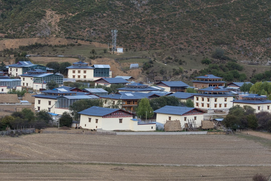蓝色的藏族村寨