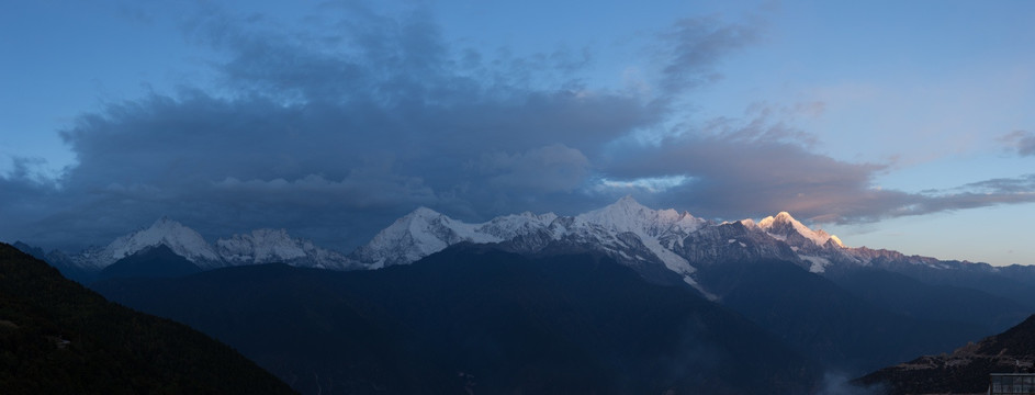 梅里雪山全景图