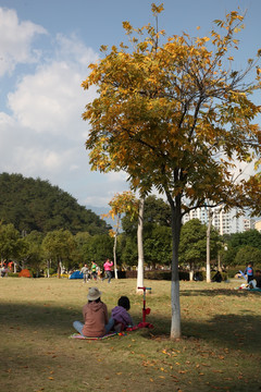 公園席地而坐母女