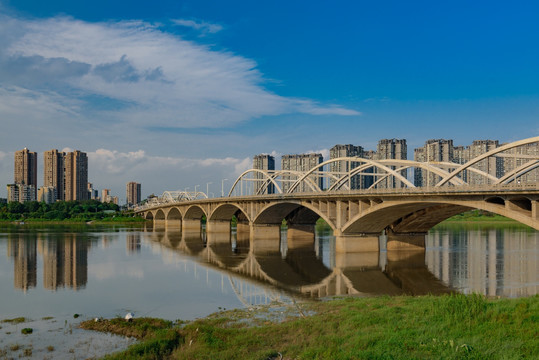 城市风光岷江大桥河面倒影