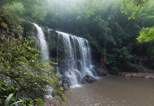 四洞沟风景区瀑布壮观神奇