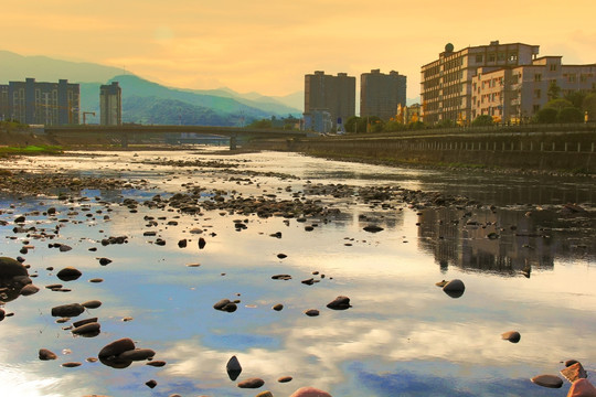 夕阳河流倒影