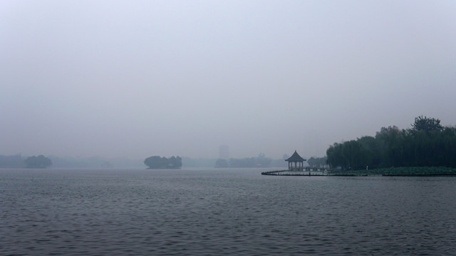 大明湖雨天