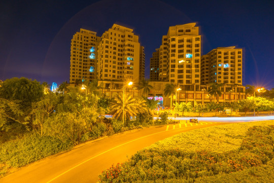 川流不息的城市夜景