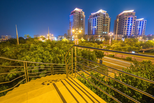 川流不息的城市夜景