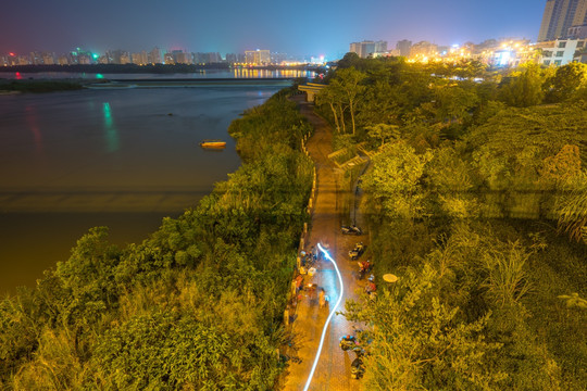 川流不息的城市夜景