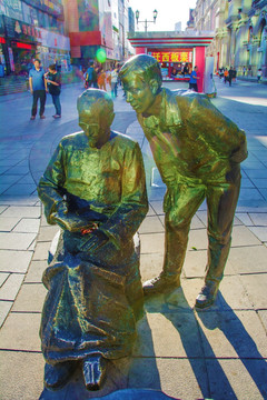 中街看书老人与年轻男子雕像
