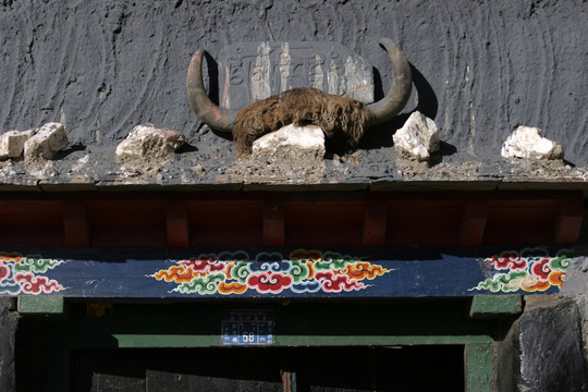 藏族民宅门上的牛角
