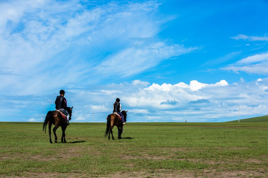 草原上骑马的游客