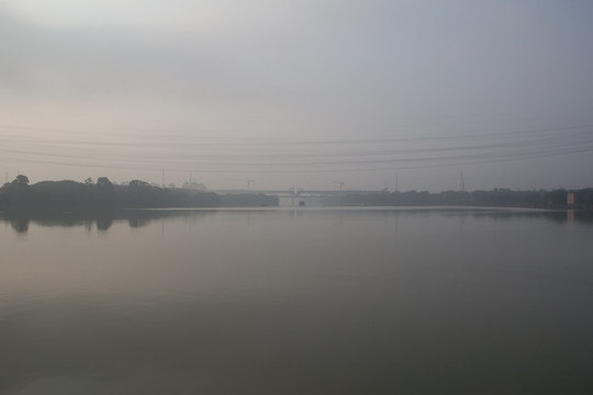 雾漫流溪河铁路桥