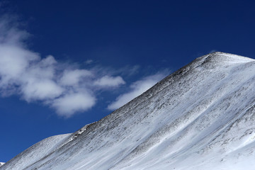 积雪的山坡