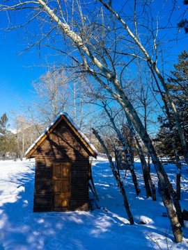 雪地里的小木房子