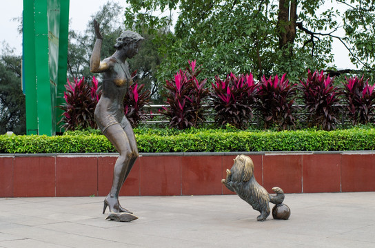 女人与狗雕塑