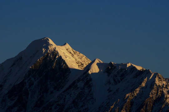 夕照贡嘎山群峰