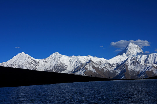 贡嘎山主峰