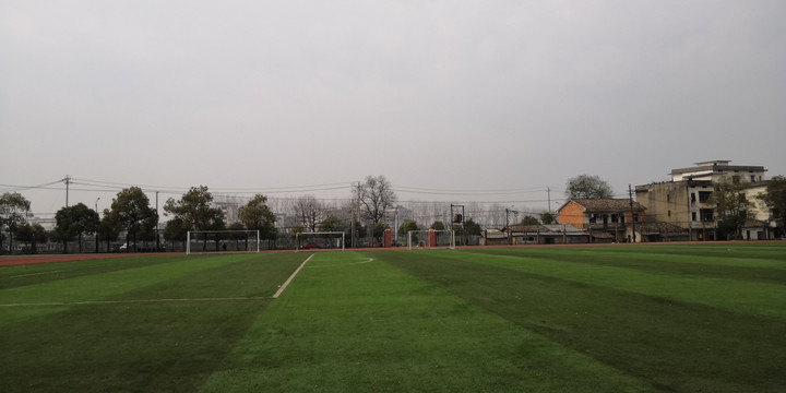 校园的足球场