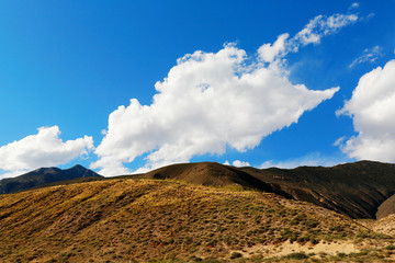 西藏山南崇山峻岭风光