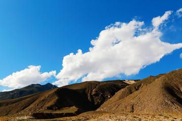 西藏山南崇山峻岭风光