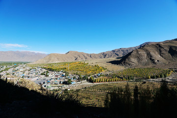 西藏山南崇山峻岭风光