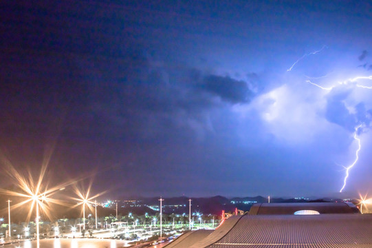 雷电夏日